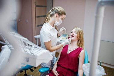 Diş chai döşeme kırmızı-mor elbiseli çekici hasta