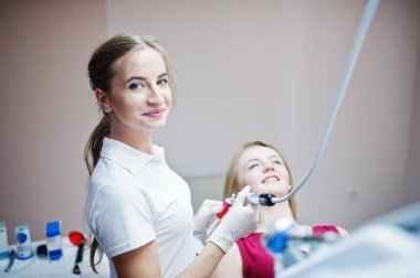 Diş chai döşeme kırmızı-mor elbiseli çekici hasta