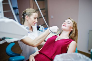 Diş chai döşeme kırmızı-mor elbiseli çekici hasta