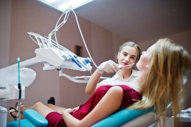 Diş chai döşeme kırmızı-mor elbiseli çekici hasta