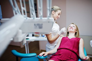 Diş chai döşeme kırmızı-mor elbiseli çekici hasta