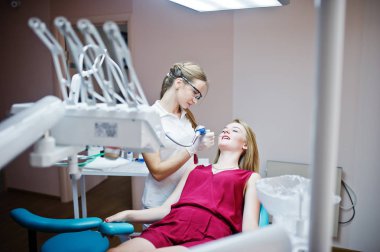 Onun hastanın diş w tedavi özel bardaklarda kadın diş hekimi