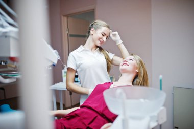 Yanında bir de döşeme onu hasta ayakta yorgun kadın diş hekimi