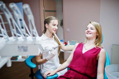 Çekici kadın ortodontist onun patie için anestezi enjekte