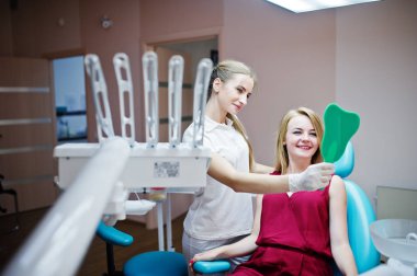 Onun hastanın yeni dişlerinin arasından mi gösterilen güzel diş hekimi