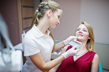 Eşleşen diş nedir bulmaktan yetenekli kadın diş hekimi 