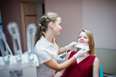 Eşleşen diş nedir bulmaktan yetenekli kadın diş hekimi 