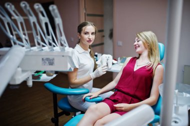 Büyük diş modeli ile yanında poz muhteşem genç ortodontist 