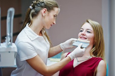 Eşleşen diş nedir bulmaktan yetenekli kadın diş hekimi 