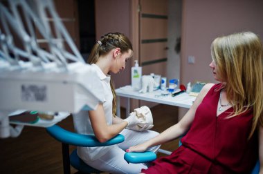Büyük diş modeli ile yanında poz muhteşem genç ortodontist 