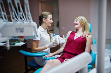 Büyük diş modeli ile yanında poz muhteşem genç ortodontist 