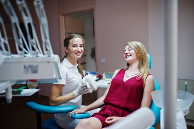 Büyük diş modeli ile yanında poz muhteşem genç ortodontist 