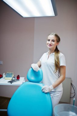 Beyaz önlük modern wel poz güzel kadın diş hekimi