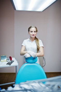 Beyaz önlük modern wel poz güzel kadın diş hekimi