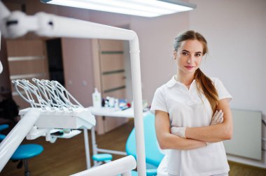 Beyaz önlük modern wel poz güzel kadın diş hekimi