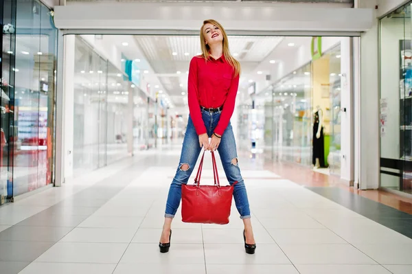 Portret van een mooie vrouw Red Blouse Rode blouse, casual jeans dragen een — Stockfoto