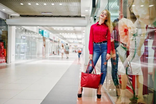 Porträt einer schönen Frau mit roter Bluse, lässiger Jeans und — Stockfoto