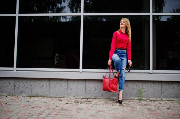 Kırmızı bluz ve kot posin muhteşem genç bir kadın portresi