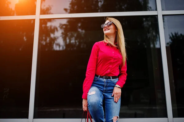 Retrato de una fabulosa joven en blusa roja y jeans posin —  Fotos de Stock