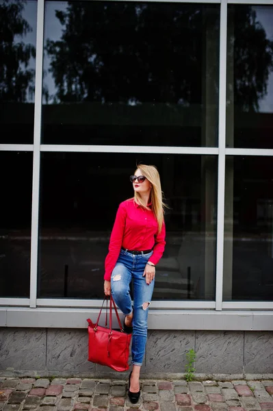 Retrato de una fabulosa joven en blusa roja y jeans posin — Foto de Stock