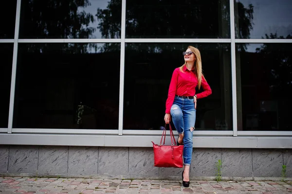 Retrato de una fabulosa joven en blusa roja y jeans posin —  Fotos de Stock