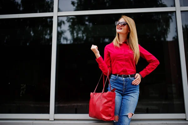 Retrato de una fabulosa joven en blusa roja y jeans posin —  Fotos de Stock