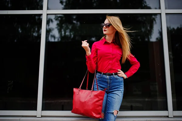 Retrato de una fabulosa joven en blusa roja y jeans posin —  Fotos de Stock