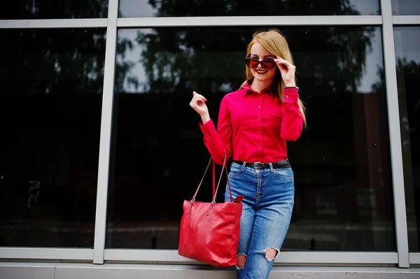 Retrato de una fabulosa joven en blusa roja y jeans posin —  Fotos de Stock