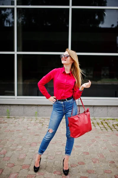 Retrato de uma jovem mulher fabulosa em blusa vermelha e jeans posin — Fotografia de Stock