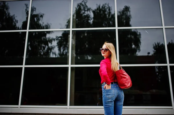 Retrato de una fabulosa joven en blusa roja y jeans posin —  Fotos de Stock