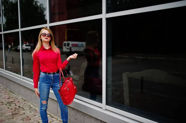 Ritratto di una giovane donna favolosa in camicetta rossa e jeans posin — Foto Stock