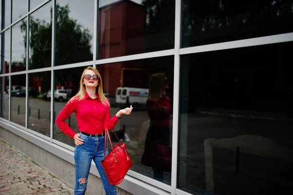 Porträt einer fabelhaften jungen Frau in roter Bluse und Jeans-Posin — Stockfoto