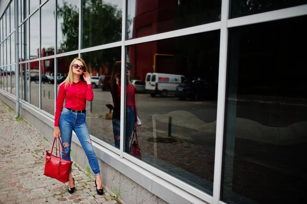 Retrato de una fabulosa joven en blusa roja y jeans posin — Foto de Stock