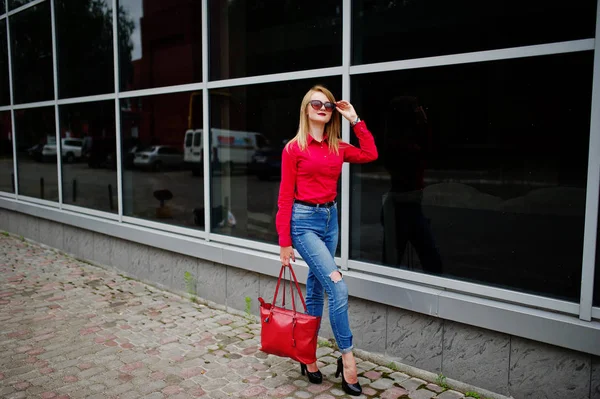 Retrato de una fabulosa joven en blusa roja y jeans posin —  Fotos de Stock