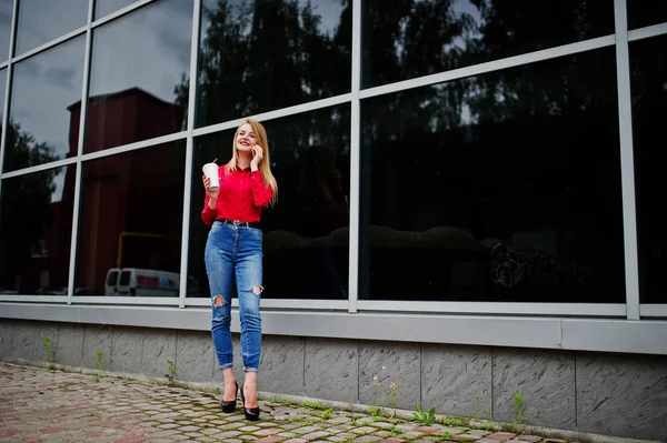 Retrato de una hermosa mujer en blusa roja y jeans casual tal —  Fotos de Stock