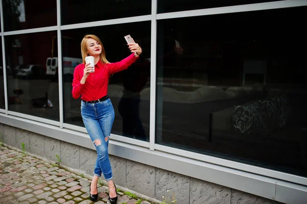 Retrato de una hermosa mujer en blusa roja y jeans casual tak —  Fotos de Stock