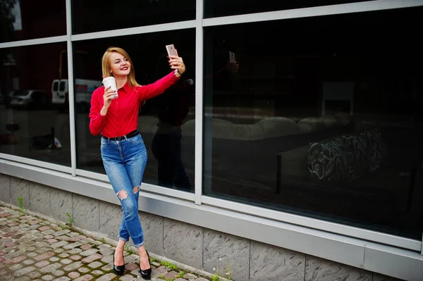 Retrato de una hermosa mujer en blusa roja y jeans casual tak — Foto de Stock