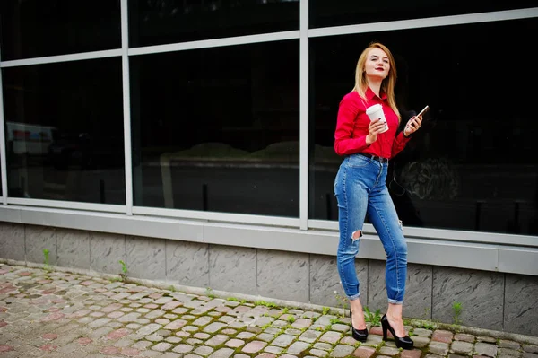 Porträt einer attraktiven jungen Frau, die mit Kaffee und Sma posiert — Stockfoto