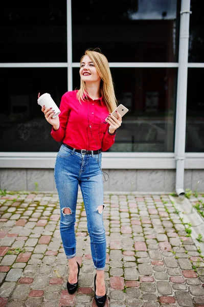 Porträtt av en attraktiv ung kvinna poserar med kaffe och sma — Stockfoto