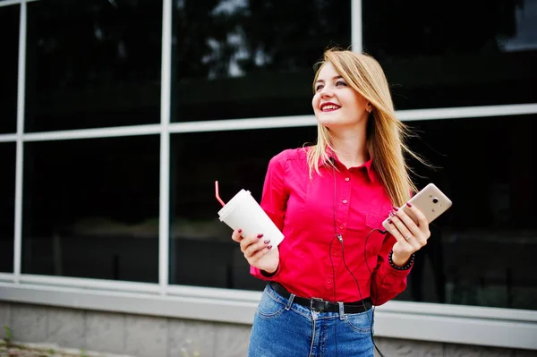 Retrato de una joven atractiva posando con café y sma — Foto de Stock