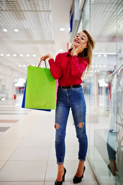 Kırmızı bluz, çarpıcı genç bir kadın portresi rahat sökük 