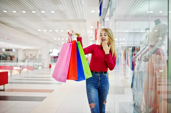 Kırmızı bluz, çarpıcı genç bir kadın portresi rahat sökük 