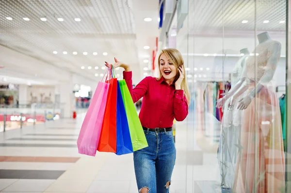 Kırmızı bluz, çarpıcı genç bir kadın portresi rahat sökük 