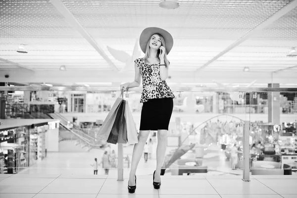 Retrato de una mujer en blusa de leopardo, falda negra caminando en sh —  Fotos de Stock