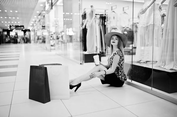 Porträt einer schönen Frau in Leopardenbluse und schwarzem Rock — Stockfoto