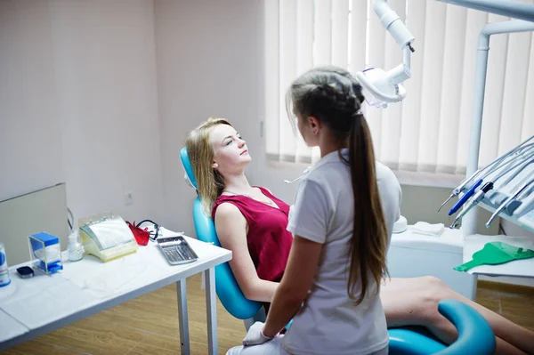 Diş chai döşeme kırmızı-mor elbiseli çekici hasta