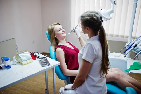 Diş chai döşeme kırmızı-mor elbiseli çekici hasta