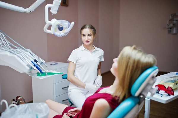 Hermosa dentista femenina posando y sonriendo con su encantadora pati — Foto de Stock