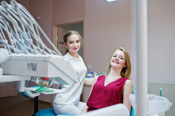 Mooie vrouwelijke tandarts poseren en lachend met haar mooie pati — Stockfoto