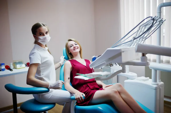 Hermosa dentista femenina posando y sonriendo con su encantadora pati — Foto de Stock